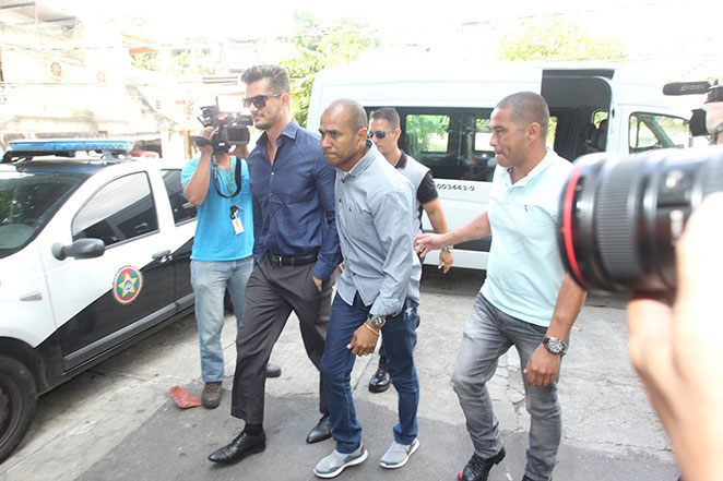 BBB17: Marcos Harter chega para depor na Delegacia da Mulher