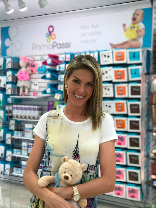 Filho de Ana Hickmann ganha carrinho moderno em loja nos EUA