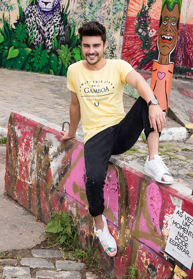 Guilherme Leicam estrela campanha de moda em São Paulo
