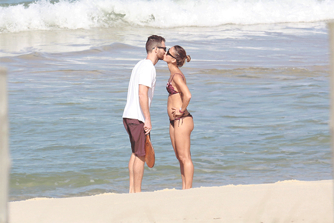 Fernanda de Freitas pratica esporte com marido na praia