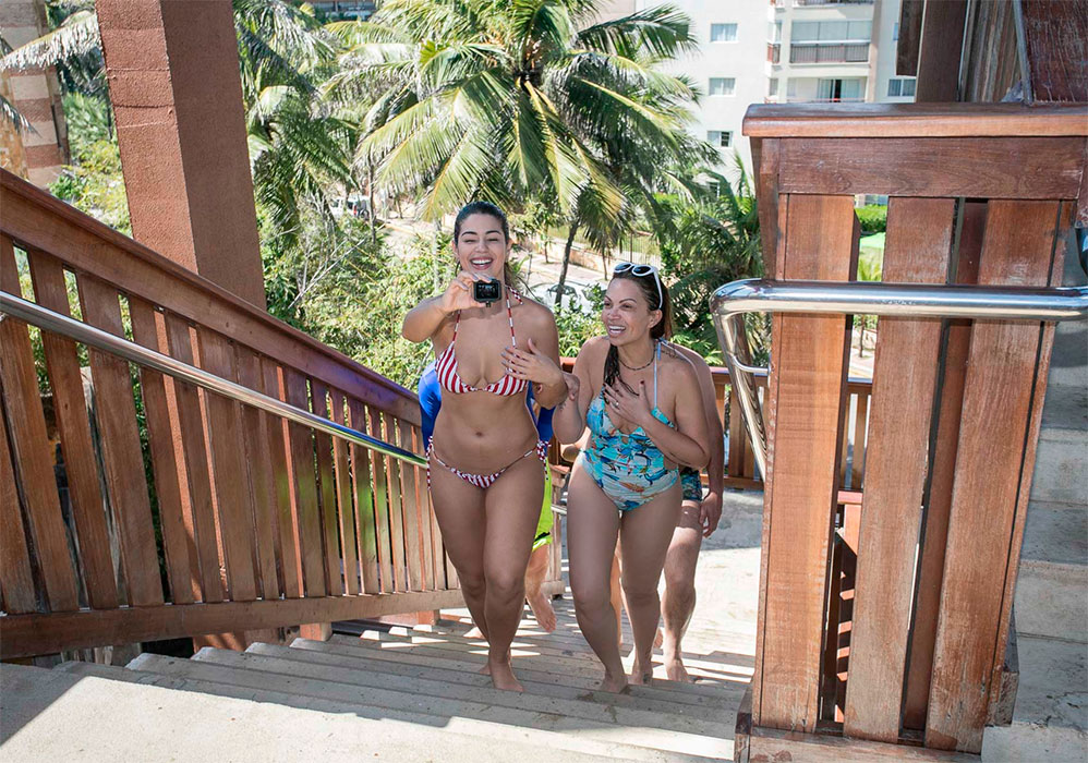 Solange Almeida e Vivian Amorim se aventuram no Beach Park