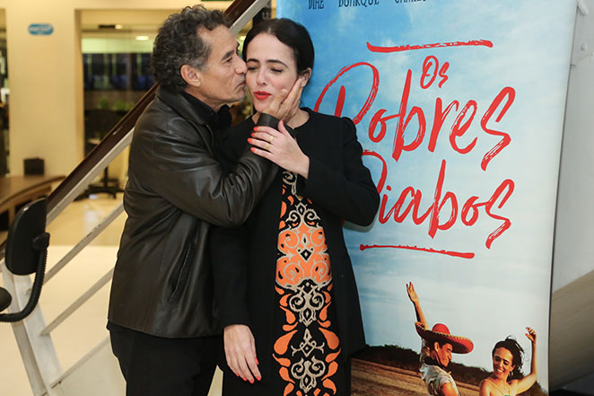 Chico Diaz e Sílvia Buarque trocam beijinhos em pré-estreia