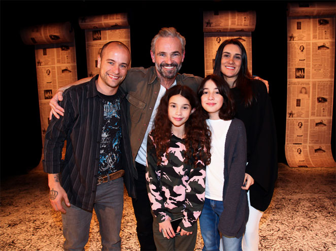 Mateus Carrieri feliz com a família reunida