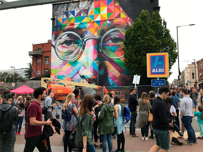 Eduardo Kobra pinta John Lenon na Inglaterra