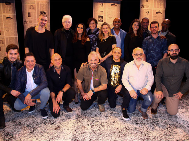 Elenco e amigos famosos posam para a foto
