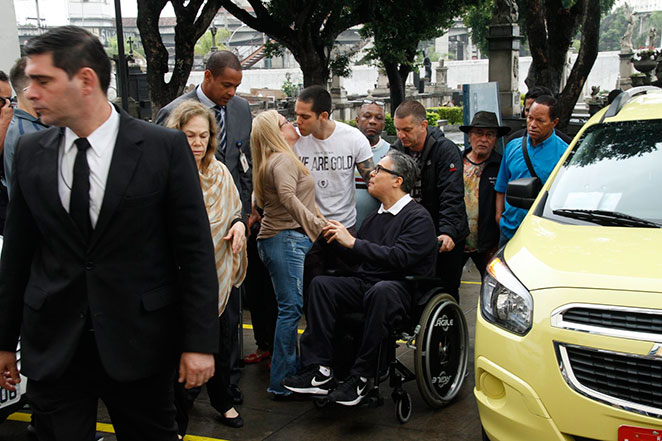 Flavio Silvino chega ao velório do pai, Paulo Silvino