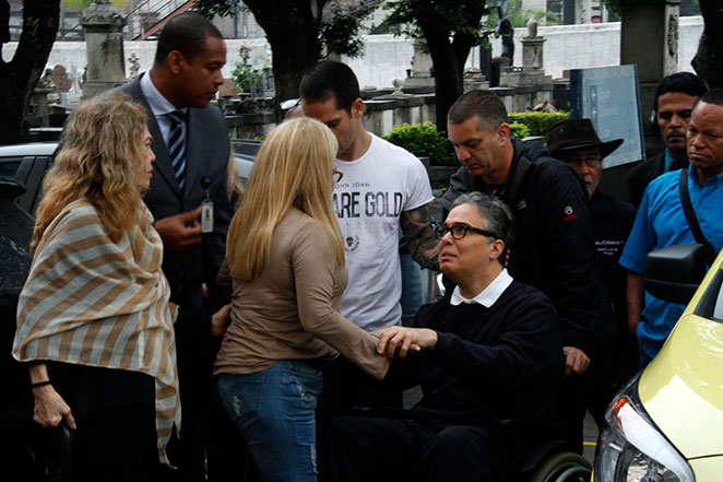 Flavio Silvino chega ao velório do pai, Paulo Silvino