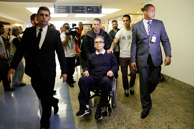 Flavio Silvino chega ao velório do pai, Paulo Silvino