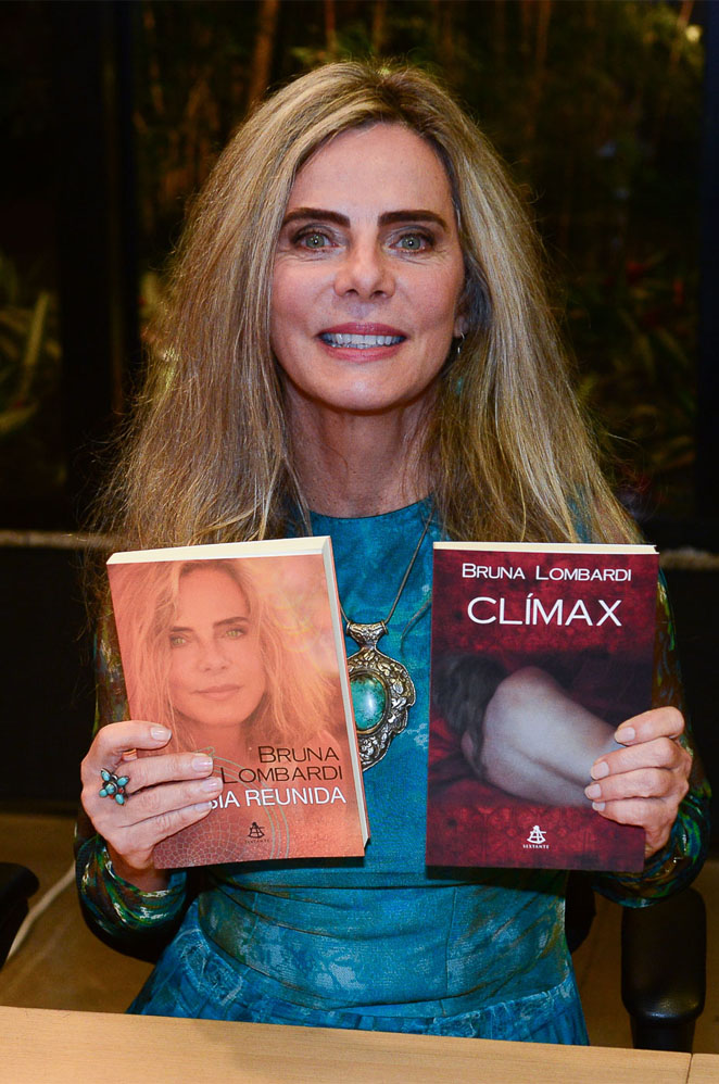 Bruna Lombardi exibe seus livros