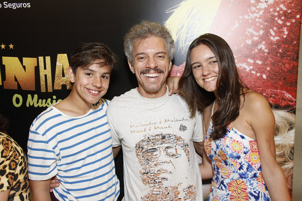 Osvaldo Mil marca presença na estreis de Chacrinha, o Musical no Rio