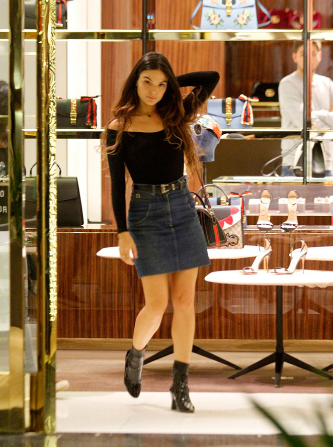 De saia curta, Isis Valverde esbanja beleza em shopping