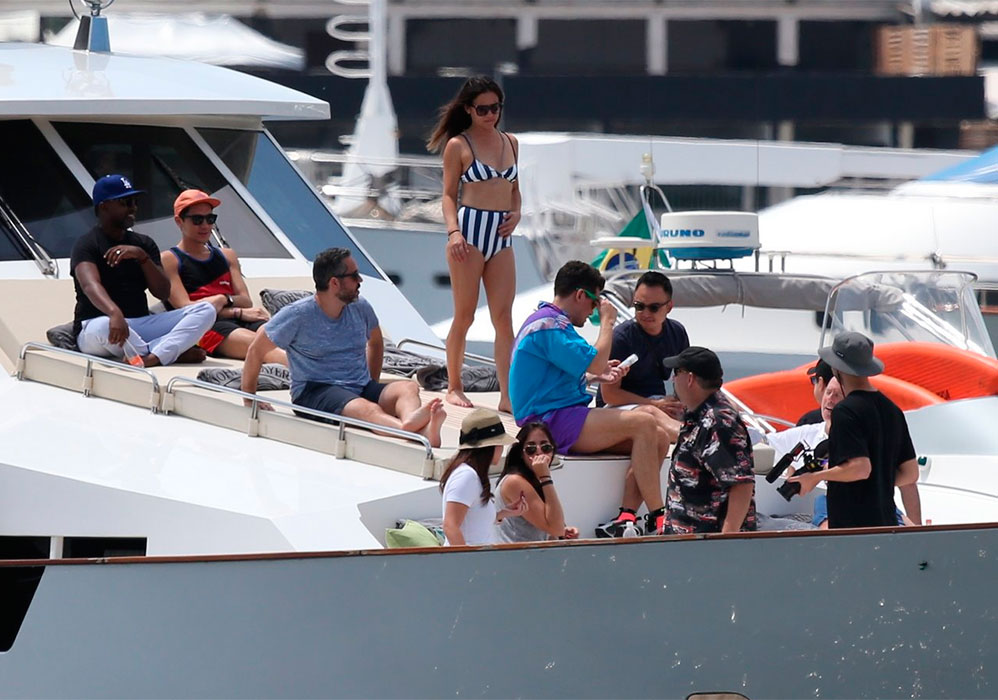 John Mayer passeia de barco no Rio