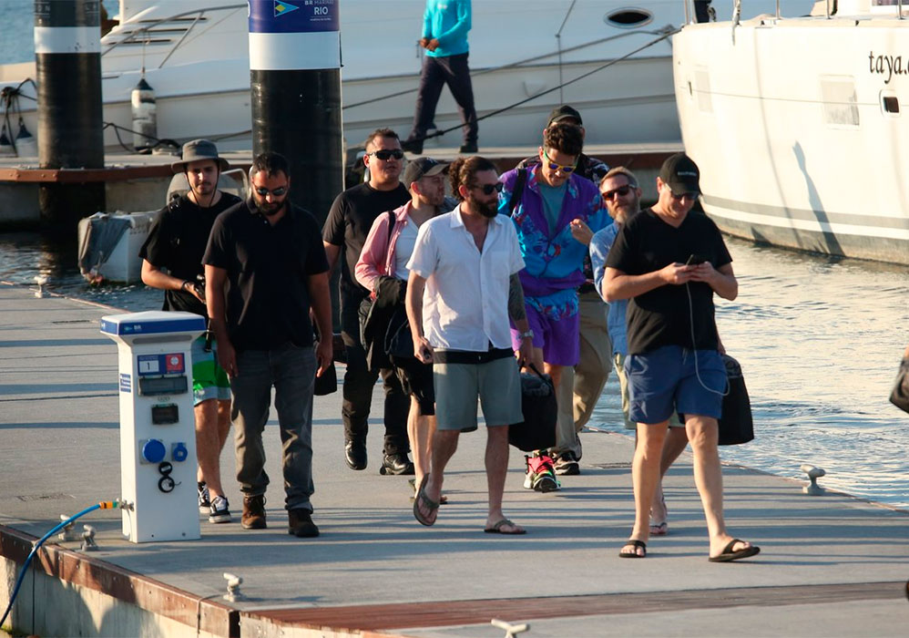 John Mayer estava acompanhado de seguranças e amigos