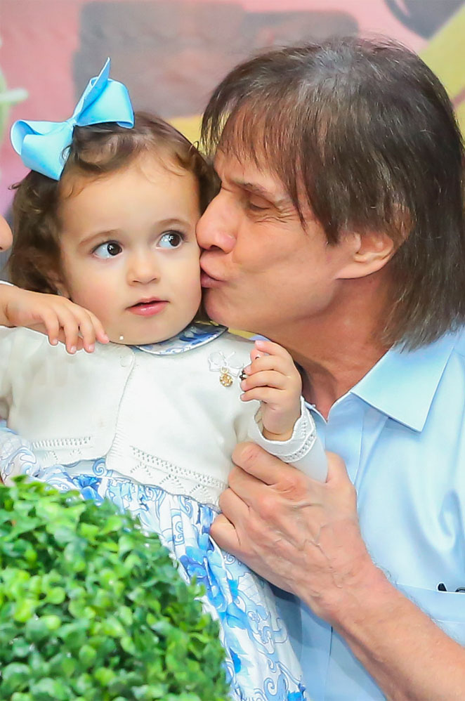 Roberto Carlos comemora o aniversário da neta, Laura