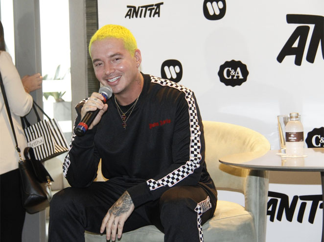 Em coletiva, Anitta lança clipe com J. Balvin