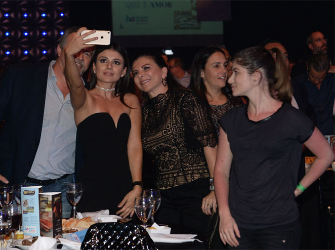 Paula Fernandes faz selfie com fãs
