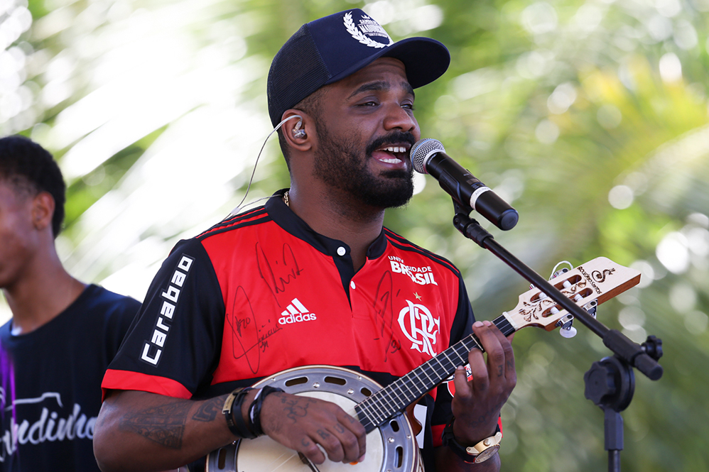 Flamengo comemora aniversário com time de famosos