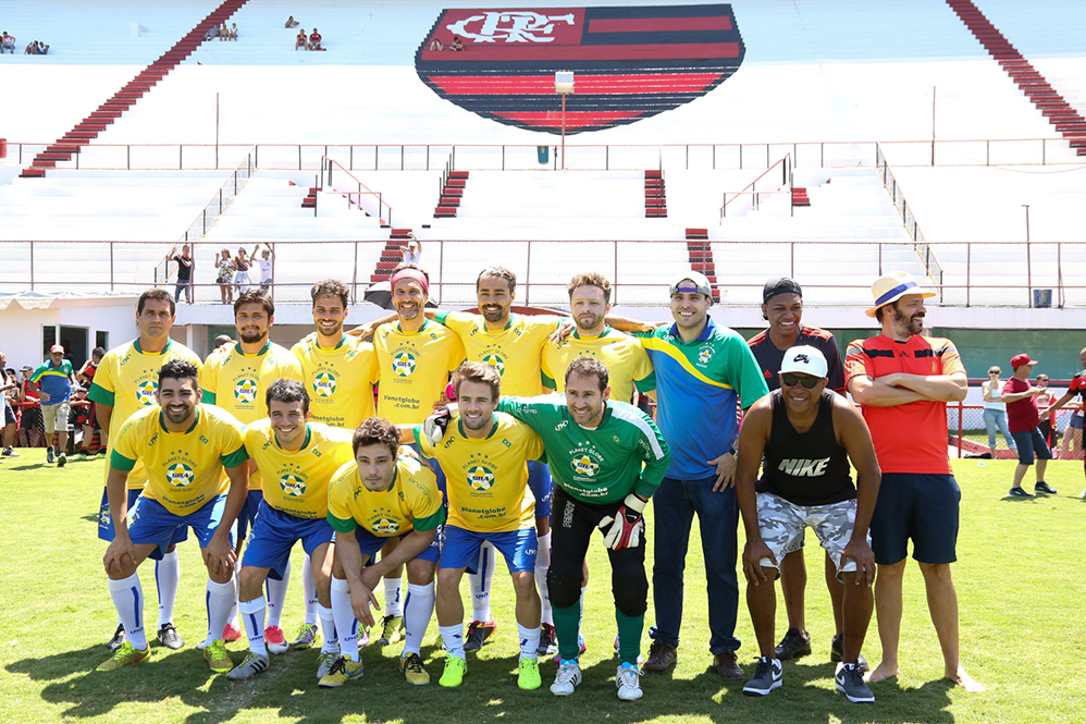 Flamengo comemora aniversário com time de famosos