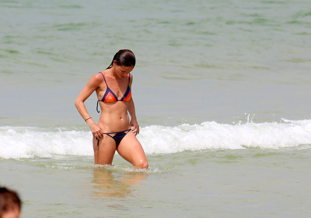Fernanda de Freitas joga futevôlei e se refresca no mar