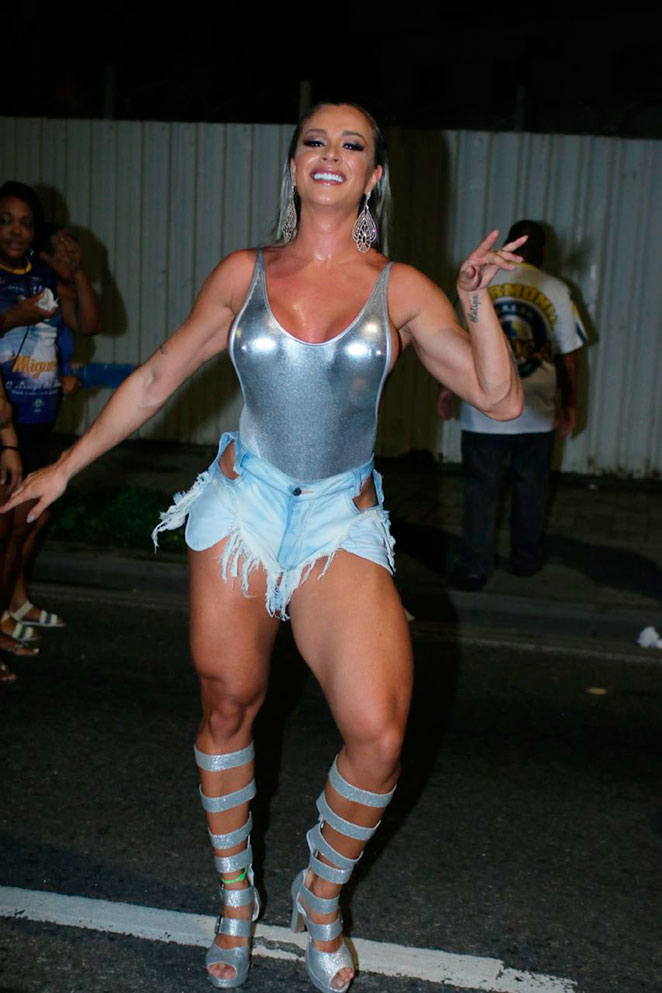 Juju Salimeni mostra samba no pé e corpão na Tijuca