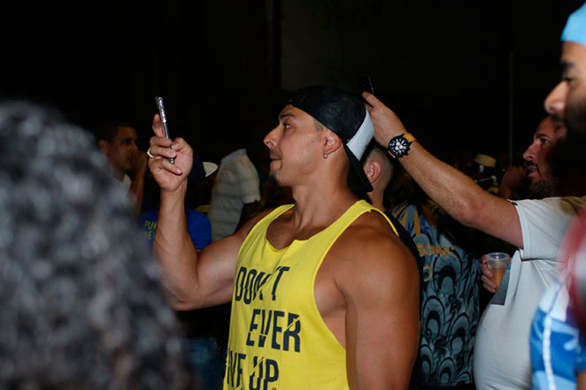 Juju Salimeni mostra samba no pé e corpão na Tijuca