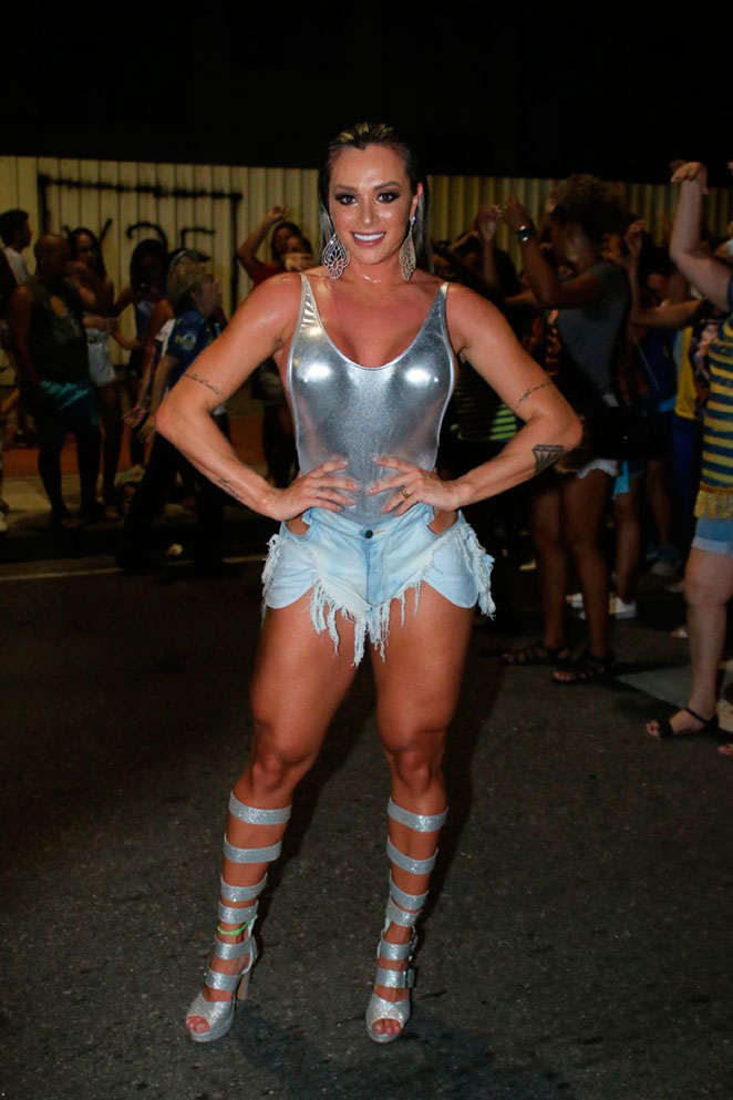 Juju Salimeni mostra samba no pé e corpão na Tijuca