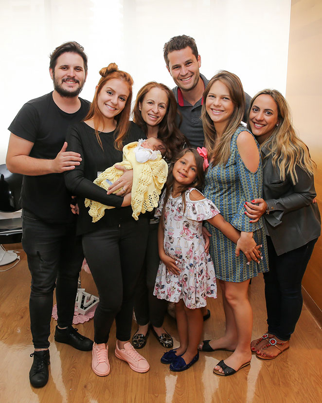 Pedro Leonardo posa em família com