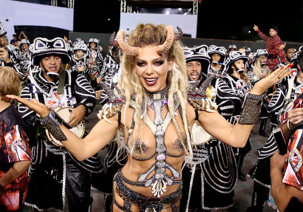 Com estiloso look, Sheila Mello brilha na Independente Trico