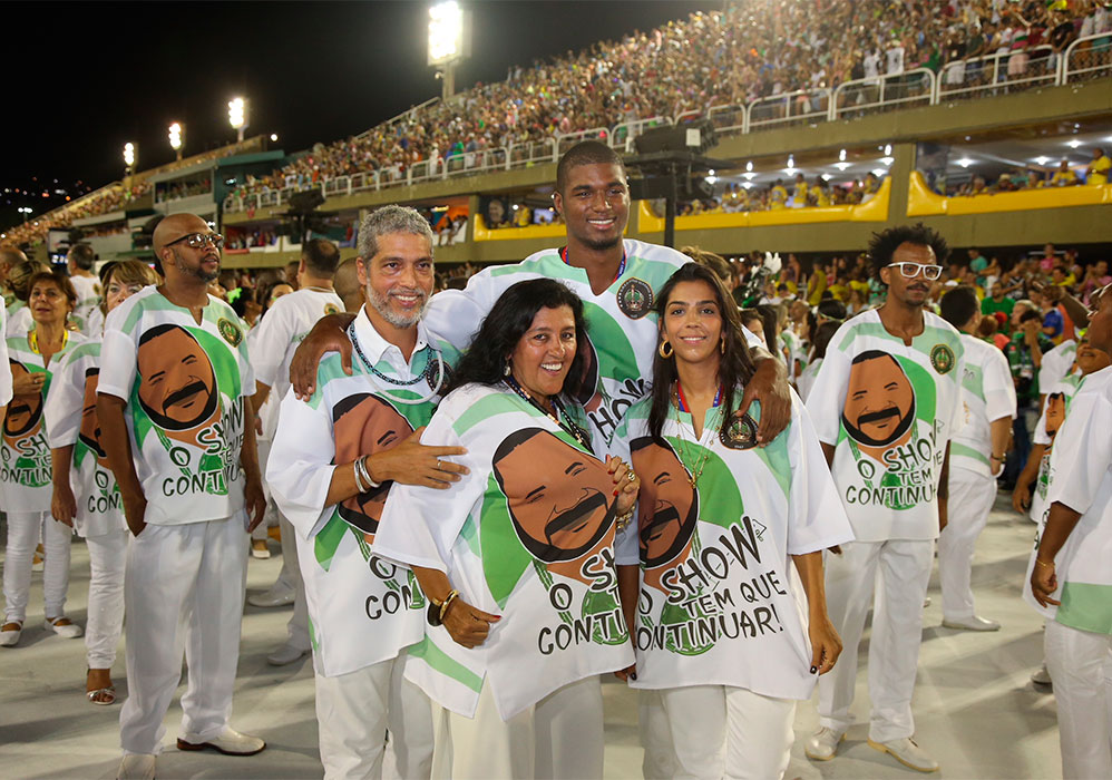 Regina Casé curte os desfiles na Sapucaí