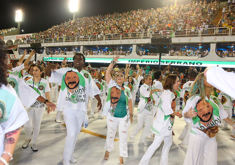 Regina Casé curte os desfiles na Sapucaí