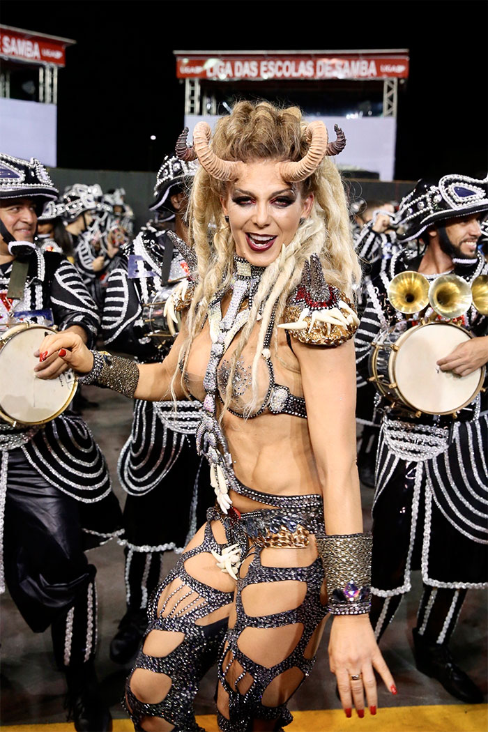 Com estiloso look, Sheila Mello brilha na Independente Trico