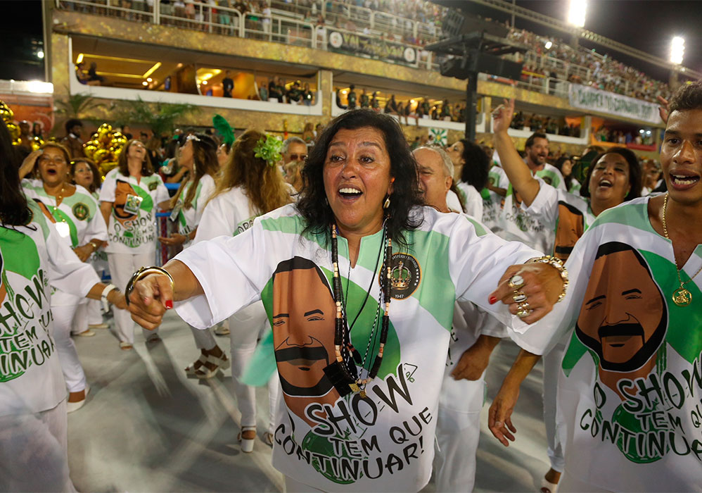 Regina Casé curte os desfiles na Sapucaí