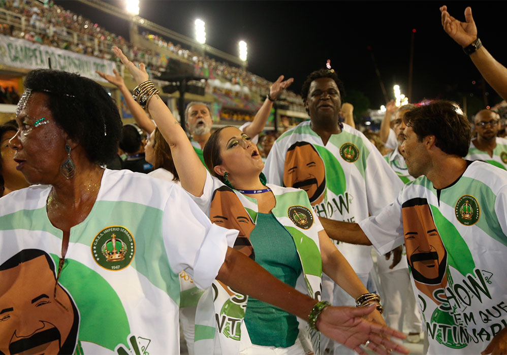 Regina Casé curte os desfiles na Sapucaí