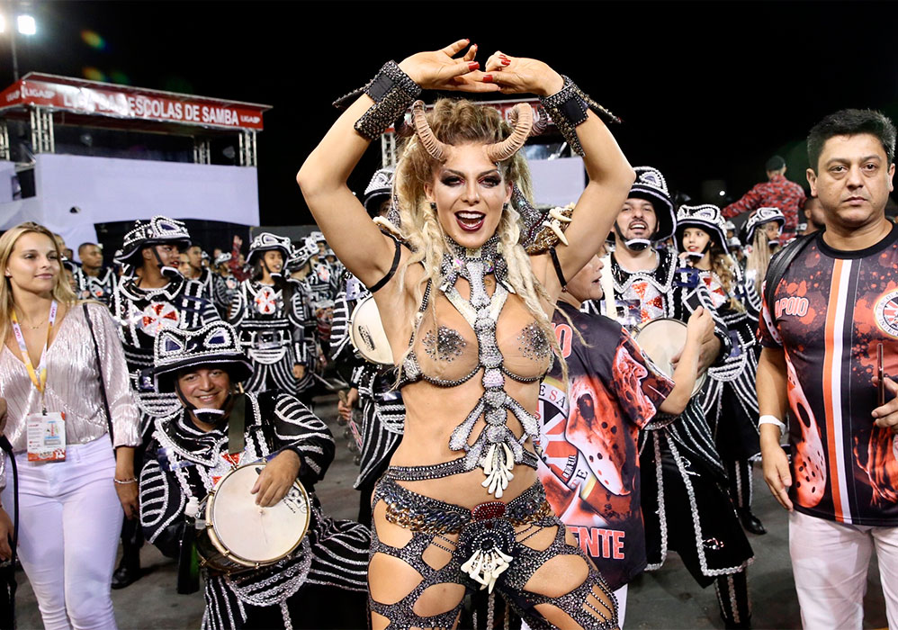 Repórter era só alegria, na frente das câmeras dos fotógrafos