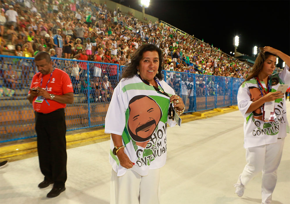 Regina Casé curte os desfiles na Sapucaí