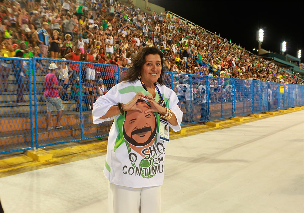 Regina Casé curte os desfiles na Sapucaí