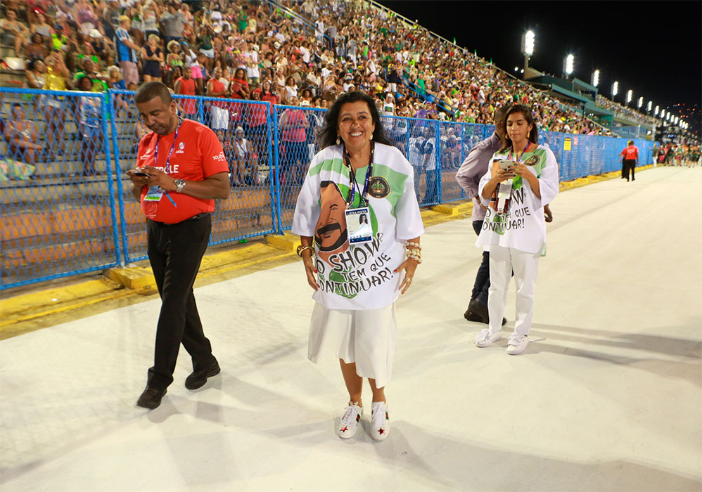 Regina Casé curte os desfiles na Sapucaí