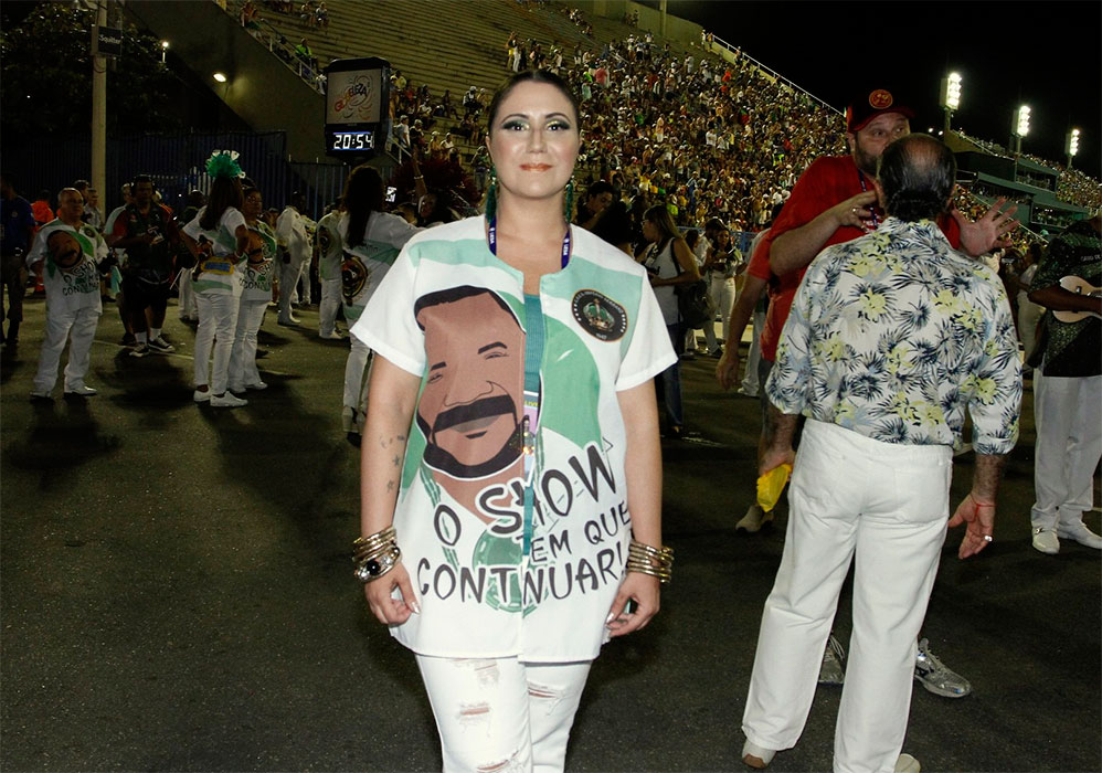 Regina Casé curte os desfiles na Sapucaí