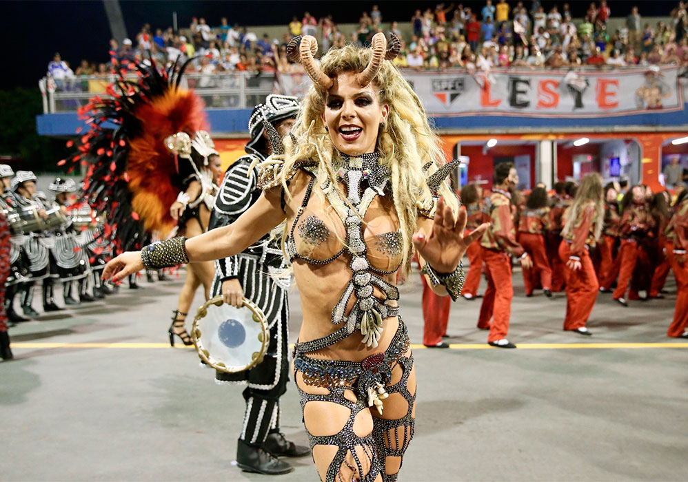 Com estiloso look, Sheila Mello brilha na Independente Trico