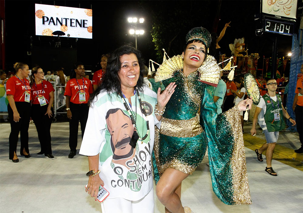 Regina Casé curte os desfiles na Sapucaí