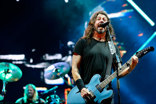 Foo Fighters chacoalha a galera com show em São Paulo