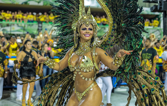 Viviane Araújo exibe corpão em Desfile das Campeãs