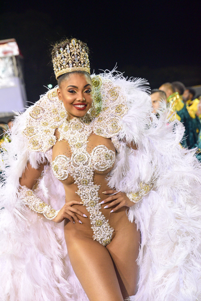 Pâmella Gomes arrasa em desfile da Tom Maior