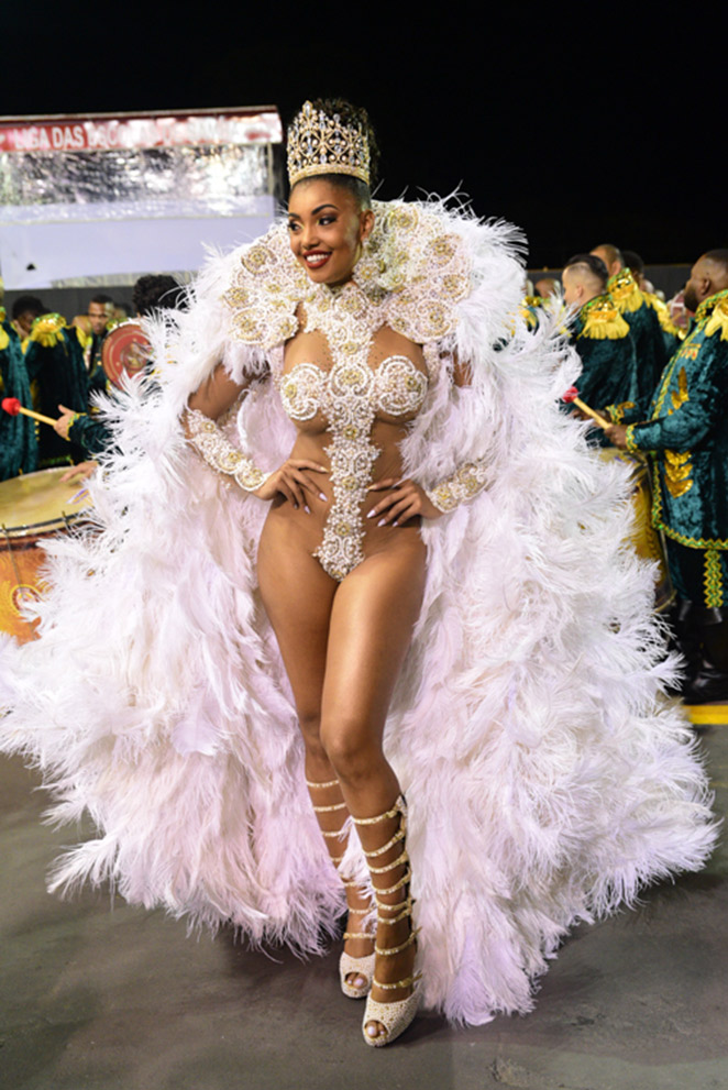 Pâmella Gomes arrasa em desfile da Tom Maior