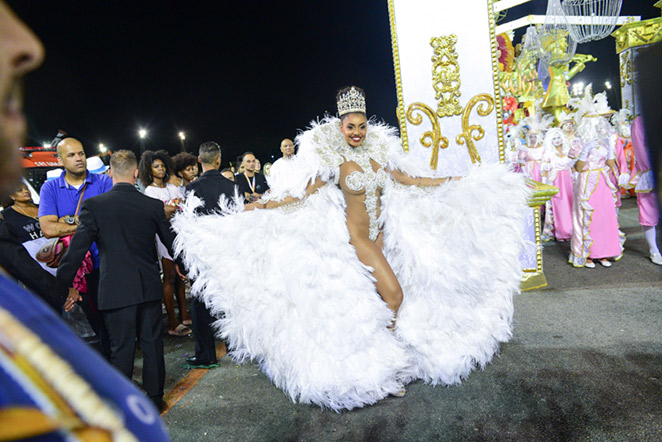 Pâmella Gomes arrasa em desfile da Tom Maior
