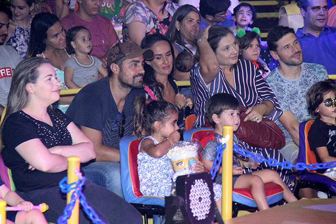 Ricardo Pereira se diverte com a família em peça de teatro