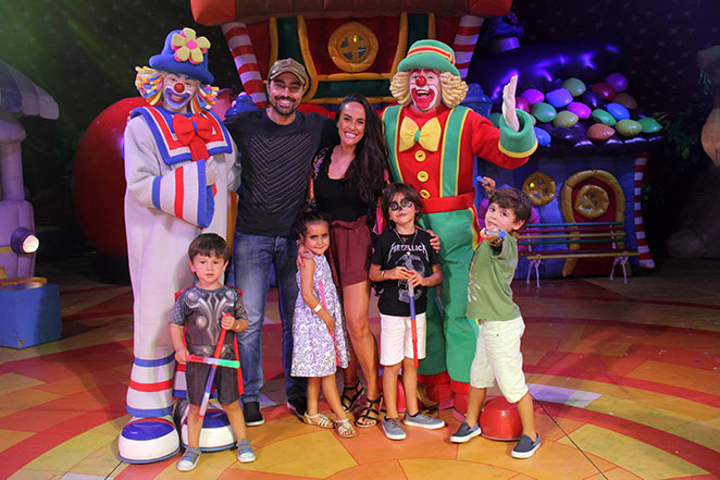 Ricardo Pereira se diverte com a família em peça de teatro