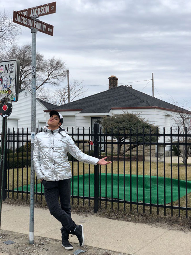 Cover de Michael Jackson faz visita onde Rei do Pop nasceu