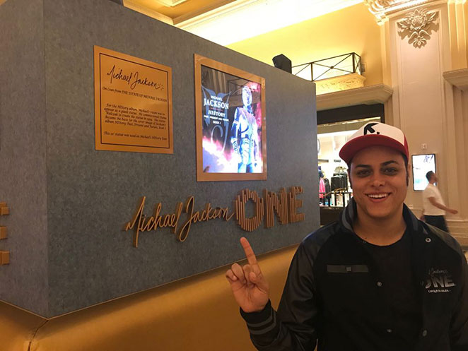 Cover de Michael Jackson faz visita onde Rei do Pop nasceu