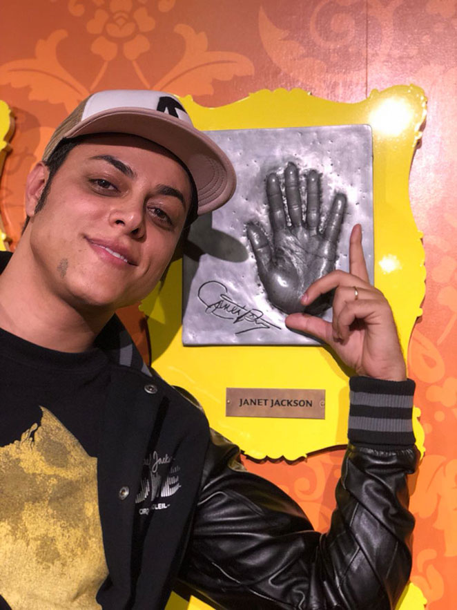 Cover de Michael Jackson faz visita onde Rei do Pop nasceu